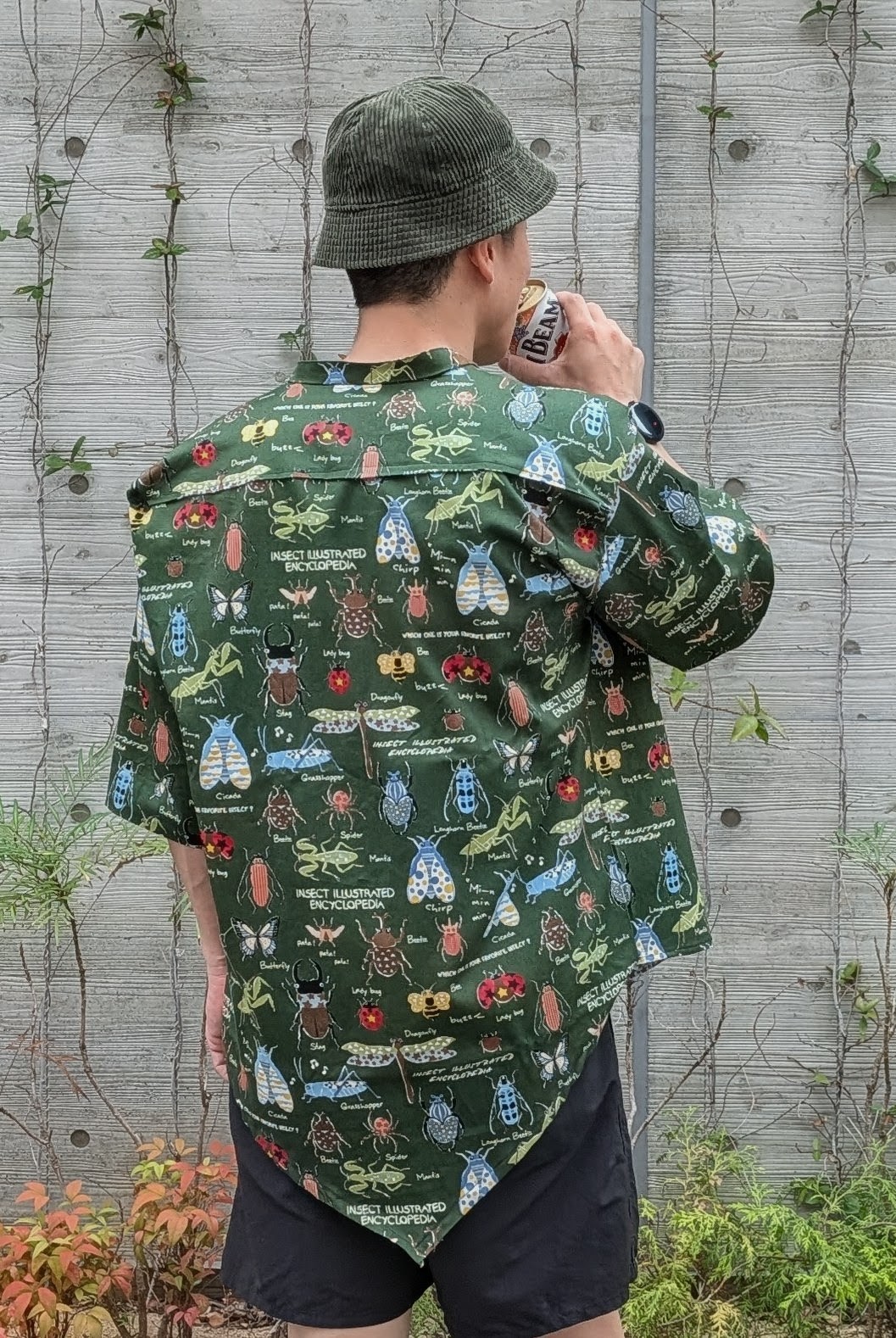 昆虫柄シャツ